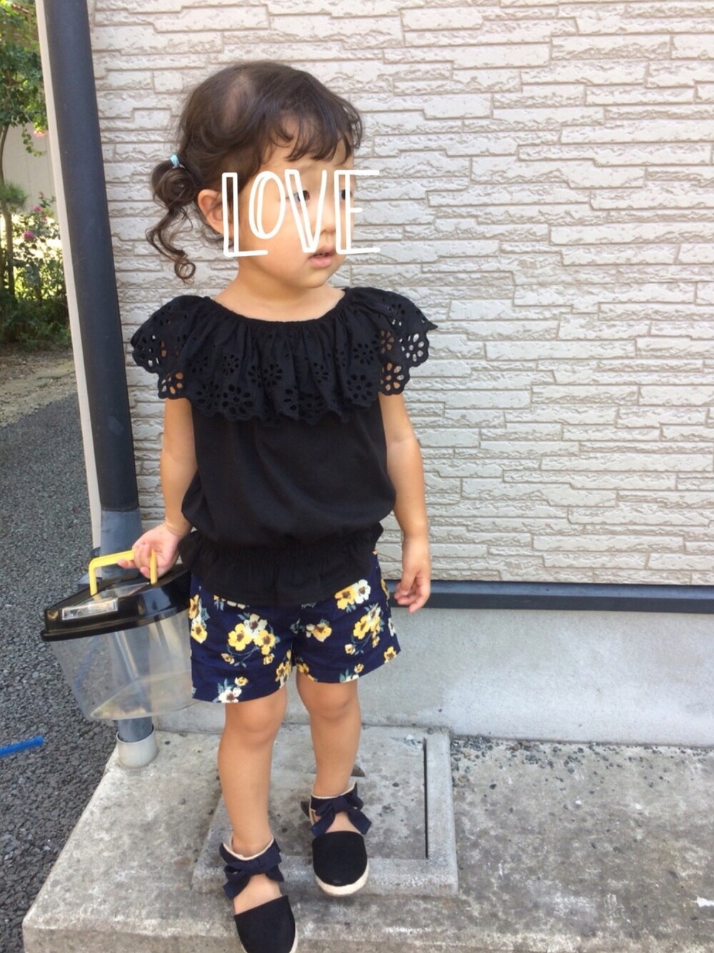 ブラック系のTシャツ/カットソー、イエロー系のその他パンツ、ブラック系のサンダルを着用したキッズの夏コーディネートの1枚目の写真