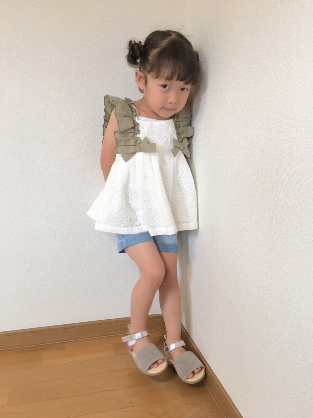 「レース、カーキ、チュニック、デニムショートパンツ、petit main、肩フリル、4歳、Branshes、プティマイン、4歳女の子」｜「petit mainの肩フリルレースチュニック（チュニック、ホワイト系）」を使った、ぷっぷりんさん（キッズ・100cm）の夏コーディネートの1枚目の写真