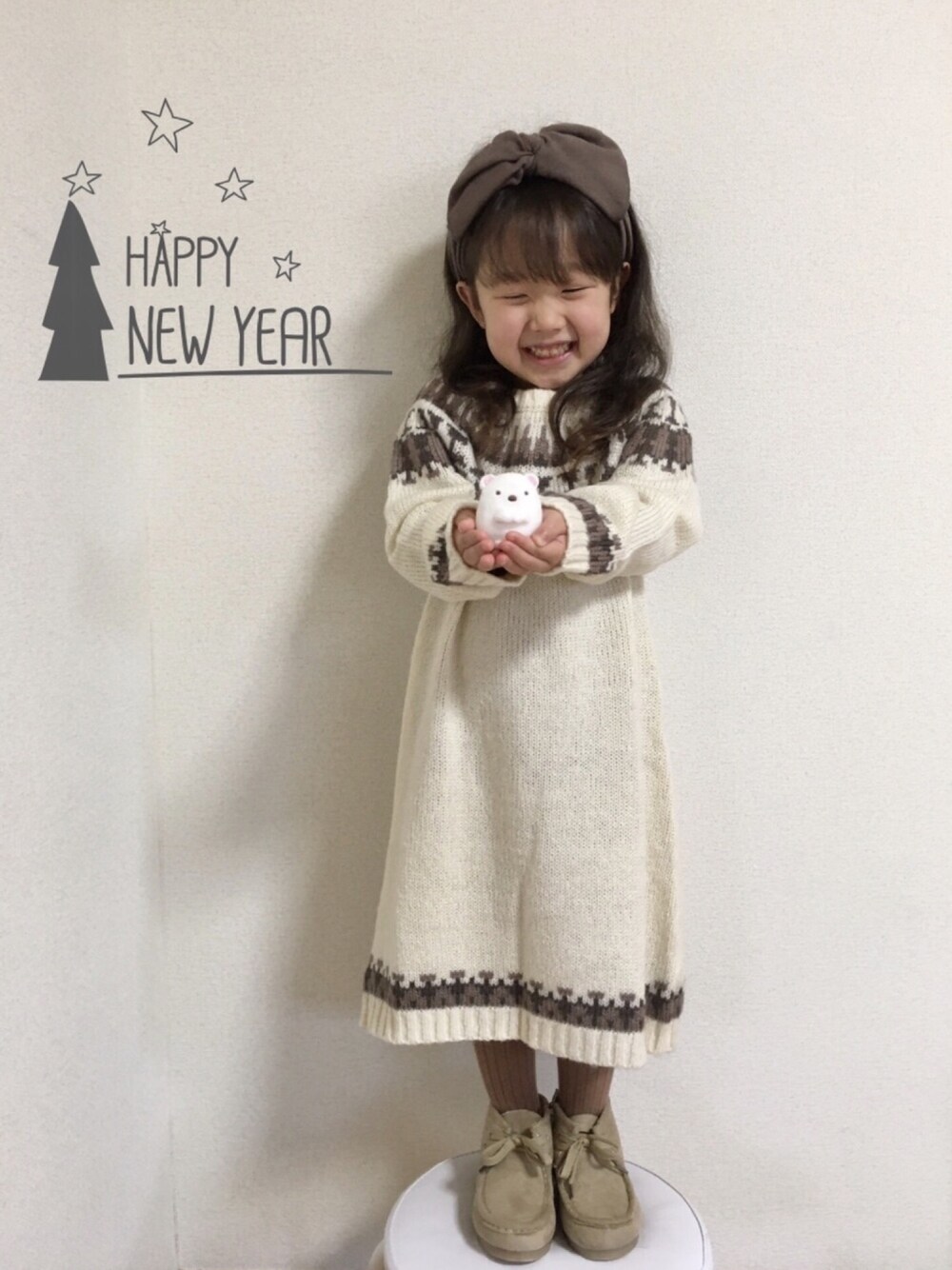 「4歳、4歳女の子、howdy doody's、ハウディドゥーディーズ、on the day、TAKA-Q、求心柄、ニットワンピース、求心柄ニット、リボンヘアバンド」｜「on the dayのハウディドゥーディーズ/HOWDY Doody'S 求心柄ニットワンピース（110～140cm相当）（ニット/セーター、ホワイト系）」を使った、ぷっぷりんさん（キッズ・100cm）の冬コーディネートの1枚目の写真