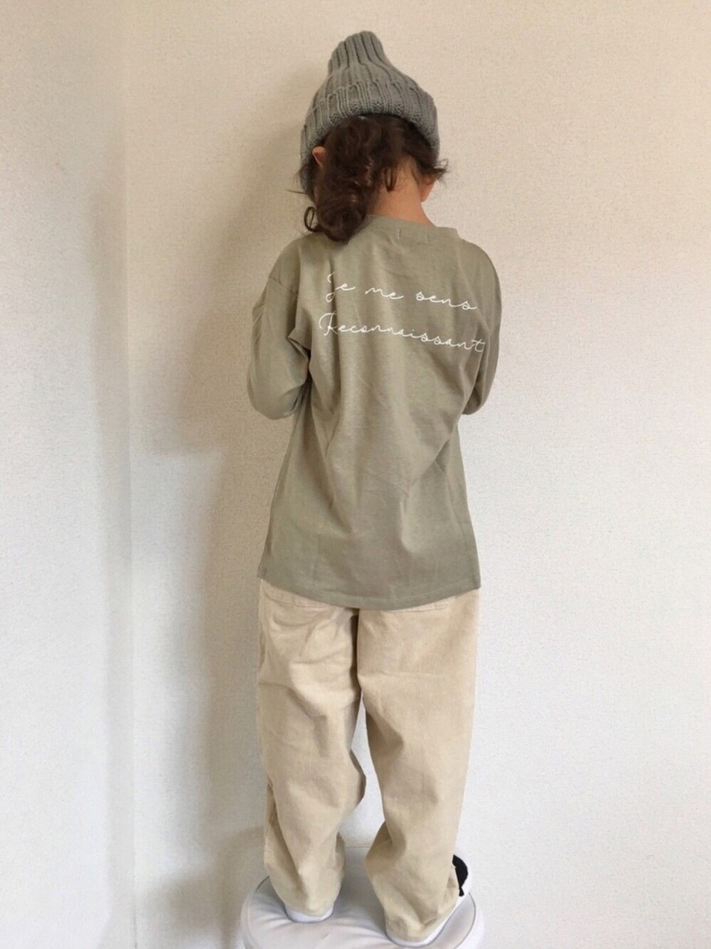 「ロンT、白パンツ、5歳、ciaopanicTYPY、バックロゴ、チャオパニックティピー(CIAOPANIC TYPY)、5歳女の子、秋服準備はじめました、pairmanon、ペアマノン」｜「pairmanonの【プレミアムコットン100】ワンポイント バック プリント 長袖 ロングスリーブ Tシャツ カットソー ロンT（Tシャツ/カットソー、グリーン系）」を使った、ぷっぷりんさん（キッズ・110cm）の秋コーディネートの1枚目の写真