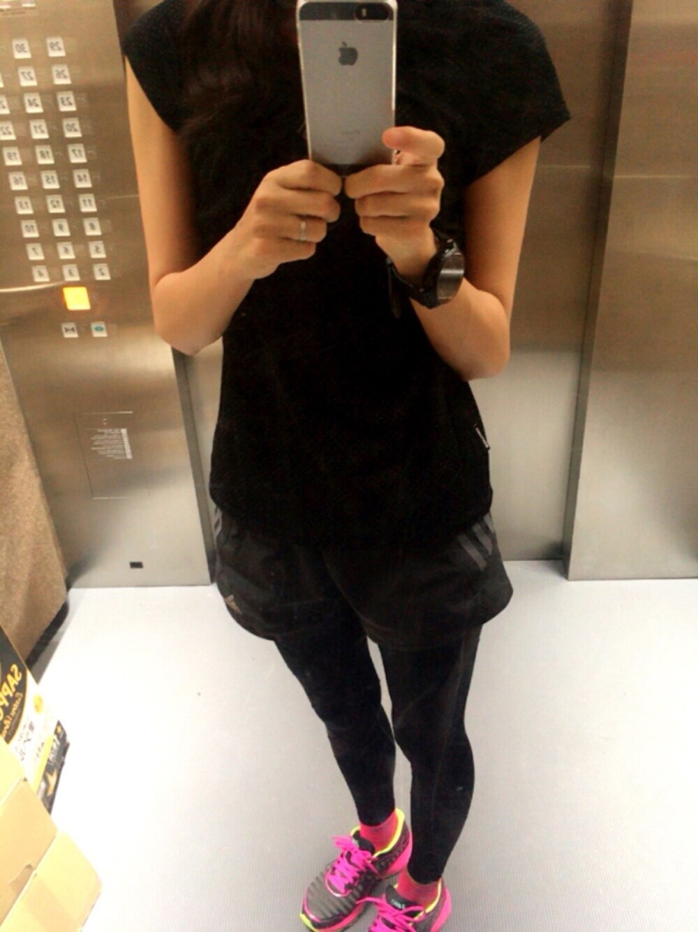 ブラック系のTシャツ/カットソー、ブラック系のその他パンツ、ブラック系のスニーカーを着用したレディースの夏コーディネートの1枚目の写真