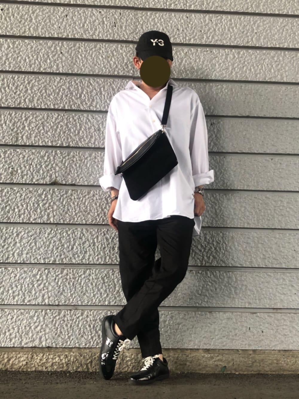 ホワイト系のシャツ/ブラウス、ブラック系のクラッチバッグ、ブラック系のパンツを着用したメンズの夏コーディネートの1枚目の写真