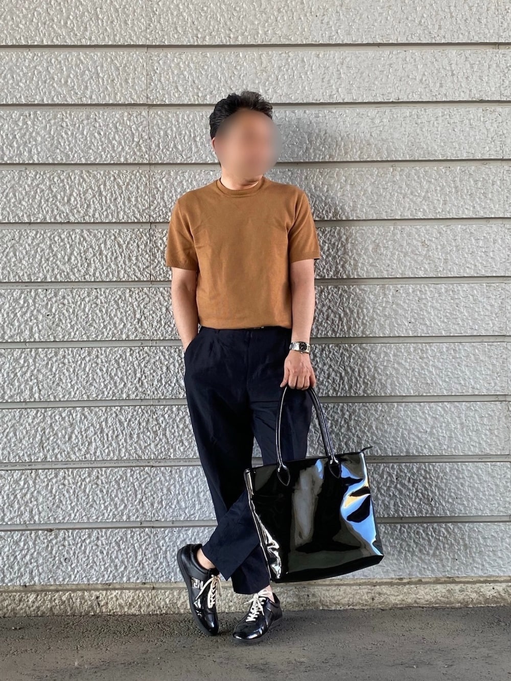 「晩夏、ニットTシャツ、ニット、スラックス、リネンパンツ、トートバッグ、スニーカー、ジャーマントレーナー」｜「UNIQLOのユニクロU 2019SS ミラノリブクルーネックセーター（ニット/セーター、ブラウン系）」を使った、ミッチ100さん（メンズ・167cm）の夏コーディネートの1枚目の写真