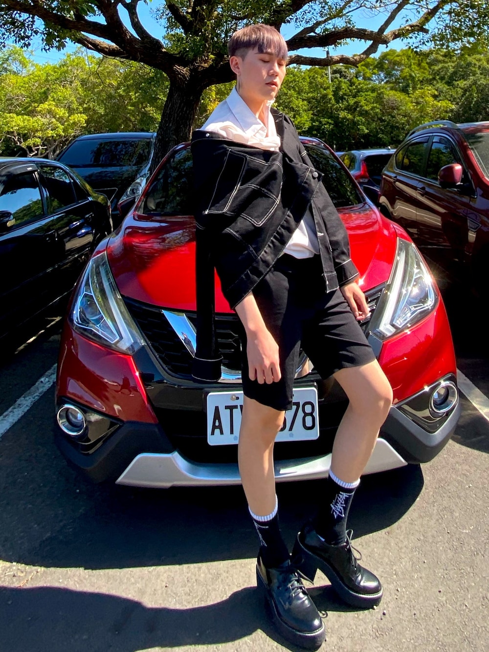 「街頭穿搭、休閒、日系極簡、白T、黑白搭配、韓系、GAY、秋冬コーデ」｜「GUのアイテム（デニムジャケット、ブラック系）」を使った、艾迪森さん（メンズ・170cm）の冬コーディネートの1枚目の写真