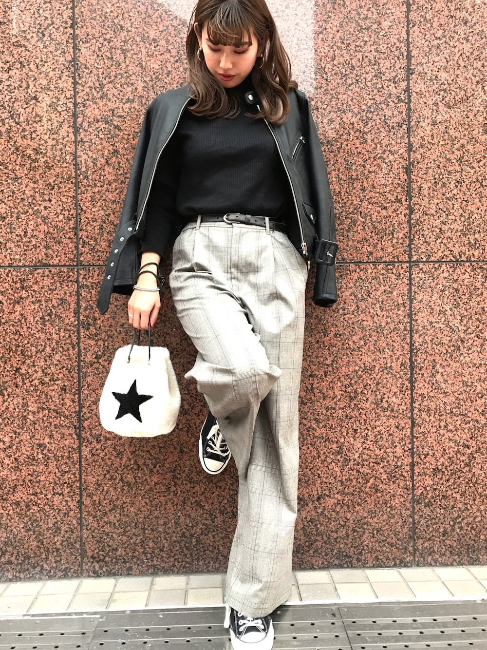 「コンバーストウキョウ、コンバース、converse、CONVERSE TOKYO、ライダースジャケット、ライダース、グレンチェック、チェックパンツ、ファー小物」｜「CONVERSE TOKYOのアイテム（パンツ、グレー系）」を使った、kuro74さん（レディース・165cm）の秋コーディネートの1枚目の写真