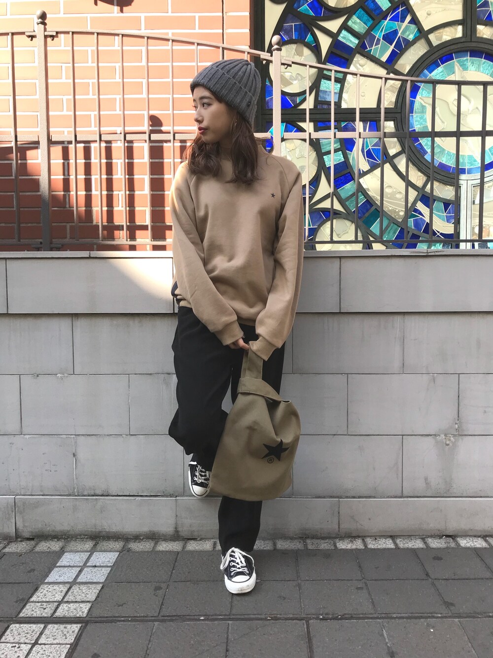 「コンバース、コンバーストウキョウ、converse、CONVERSE TOKYO、カジュアル、スエット、メンズライク、ニット帽」｜「CONVERSE TOKYOのアイテム（ニットキャップ/ビーニー、グレー系）」を使った、kuro74さん（レディース・165cm）の冬コーディネートの1枚目の写真