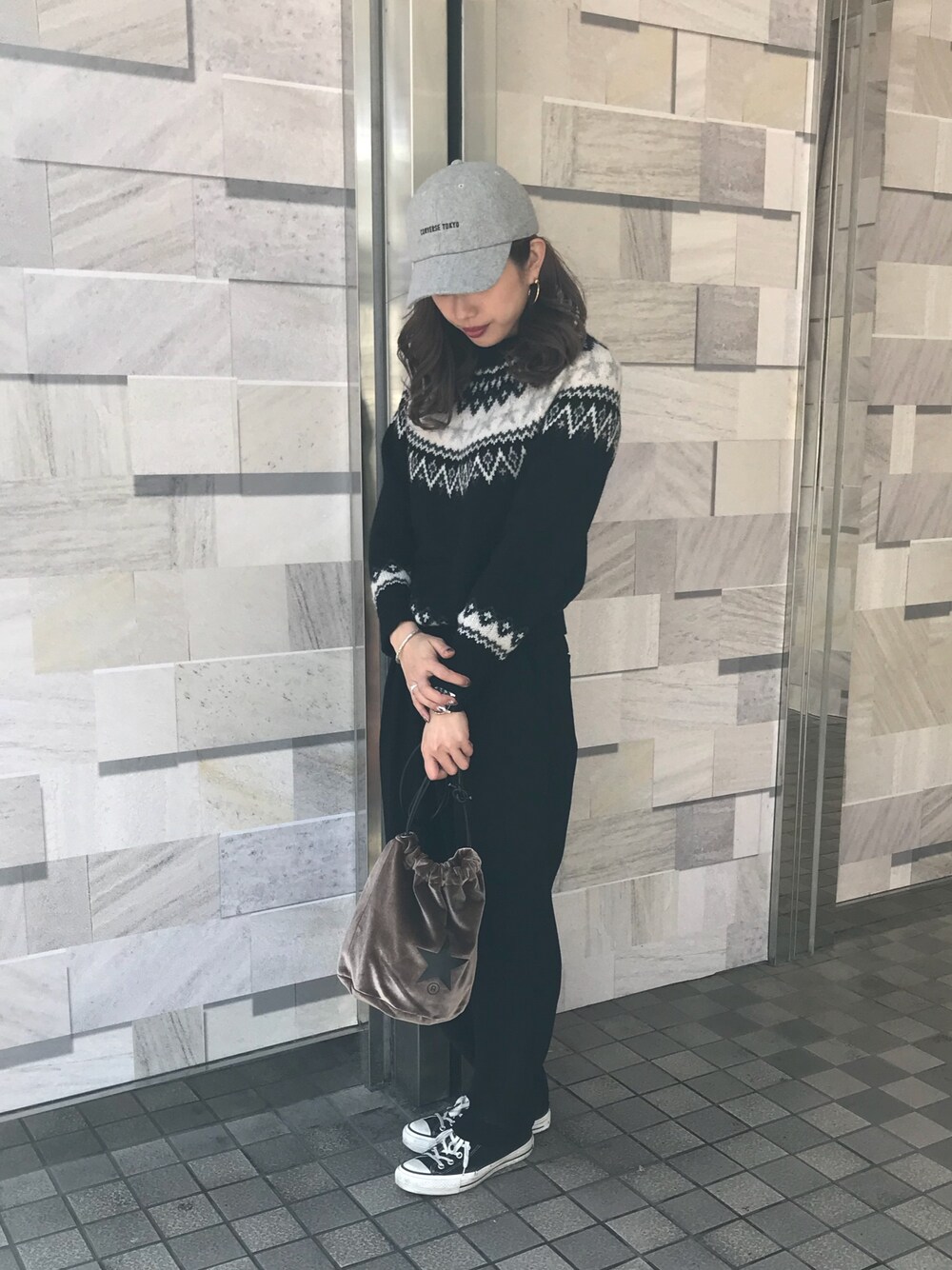 「冬のコーデ、コンバース、コンバーストウキョウ、converse、CONVERSE TOKYO、ニット、ブラック、オールブラック、ノルディック柄、キャップ」｜「CONVERSE TOKYOのCONVERSE TOKYO/コンバーストウキョウ ライトメルトン ロゴ BB CAP（キャップ、グレー系）」を使った、kuro74さん（レディース・165cm）の冬コーディネートの1枚目の写真