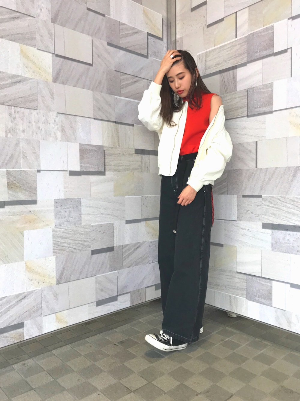 「コンバース、コンバーストウキョウ、converse、CONVERSE TOKYO、MA-1、春コーデ、アウター」｜「CONVERSE TOKYOのアイテム（Tシャツ/カットソー、オレンジ系）」を使った、kuro74さん（レディース・165cm）の冬コーディネートの1枚目の写真