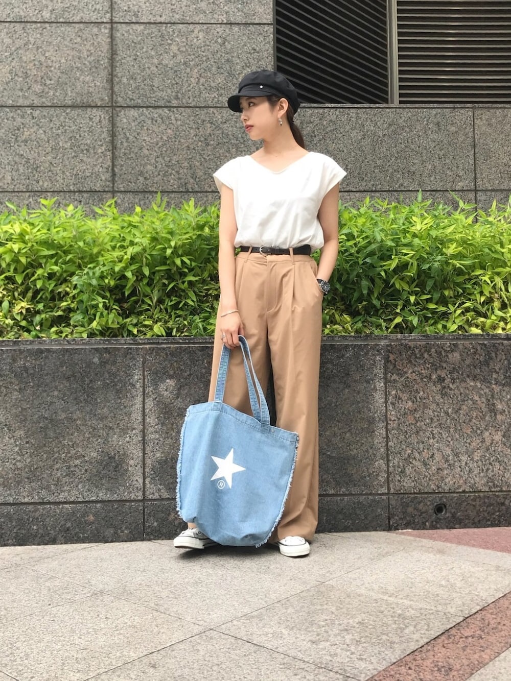 「コンバース、converse、CONVERSE TOKYO、シンプルコーデ、大人カジュアル、夏コーデ、オトナカジュアル、ootd、スニーカー」｜「CONVERSE TOKYOのCONVERSE TOKYO/コンバーストウキョウ マリンキャップ（キャスケット、ブラック系）」を使った、kuro74さん（レディース・165cm）の夏コーディネートの1枚目の写真