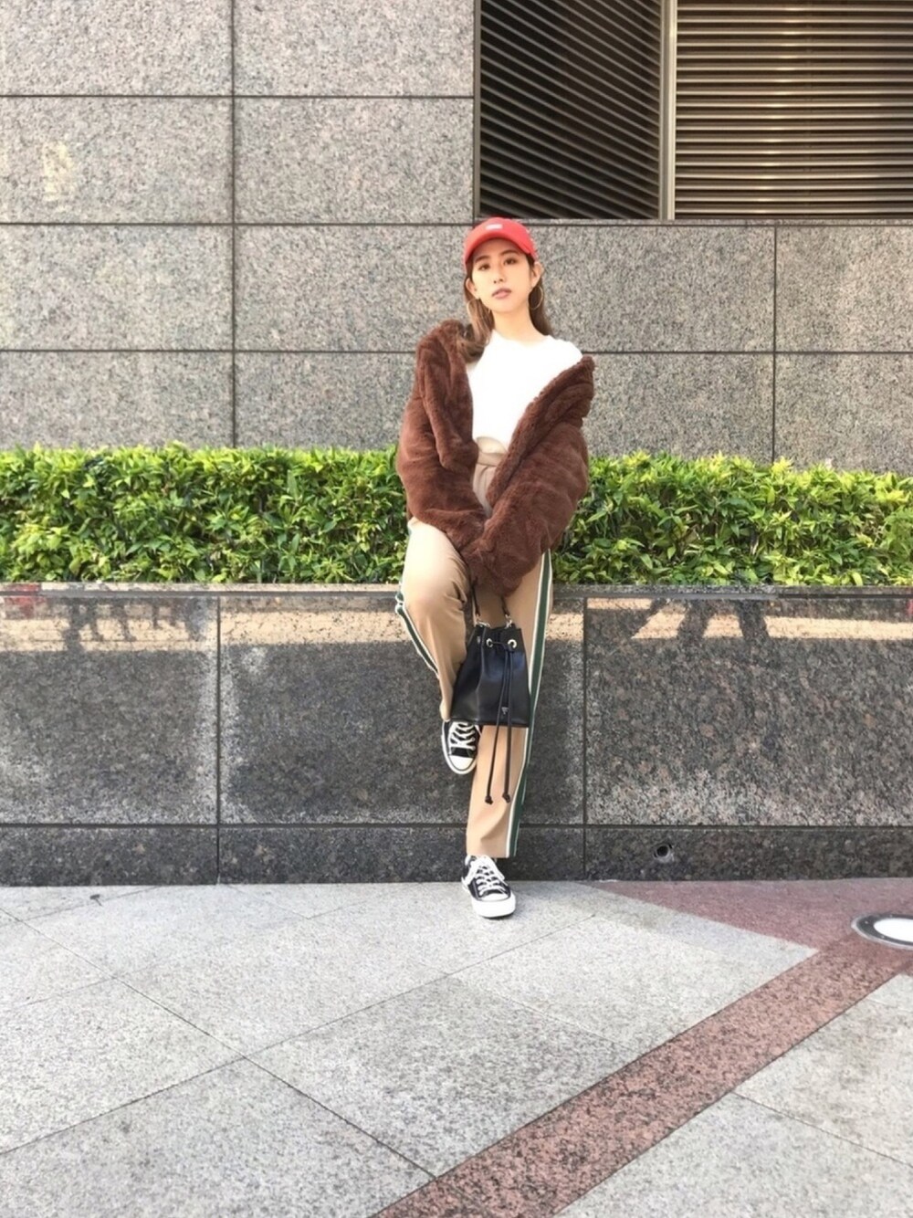 「アウター、秋のコーデ、大人カジュアル、スニーカーコーデ、カジュアルコーデ、comverse、conversetokyo、アイラブCONVERSE」｜「CONVERSE TOKYOのCONVERSE TOKYO/コンバーストウキョウ ウールラバーネームBB CAP（ハット、オレンジ系）」を使った、kuro74さん（レディース・164cm）の秋コーディネートの1枚目の写真