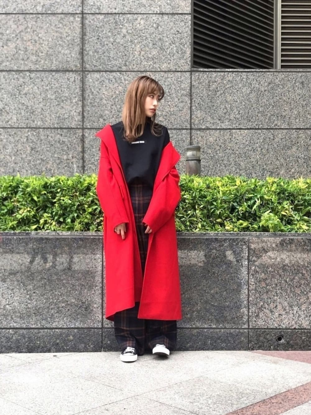 「スニーカー、コンバース、チェスターコート、converse、黒、赤、秋冬、conversetokyo、コンバーストウキョウ、アイラブCONVERSE」｜「CONVERSE TOKYOのCONVERSE TOKYO/コンバーストウキョウ テープスウェット（スウェット、ブラック系）」を使った、kuro74さん（レディース・164cm）の秋コーディネートの1枚目の写真