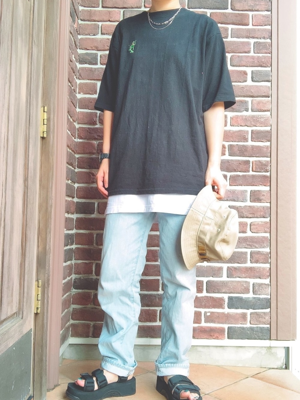 「玄関先で、メンズライク、バケットハット、デニム、ロゴT、ゆるコーデ」｜「DISCUSのDISCUSマペッツプリントTシャツ/887208（Tシャツ/カットソー、ブラック系）」を使った、Natsumiさん（レディース・163cm）の夏コーディネートの1枚目の写真