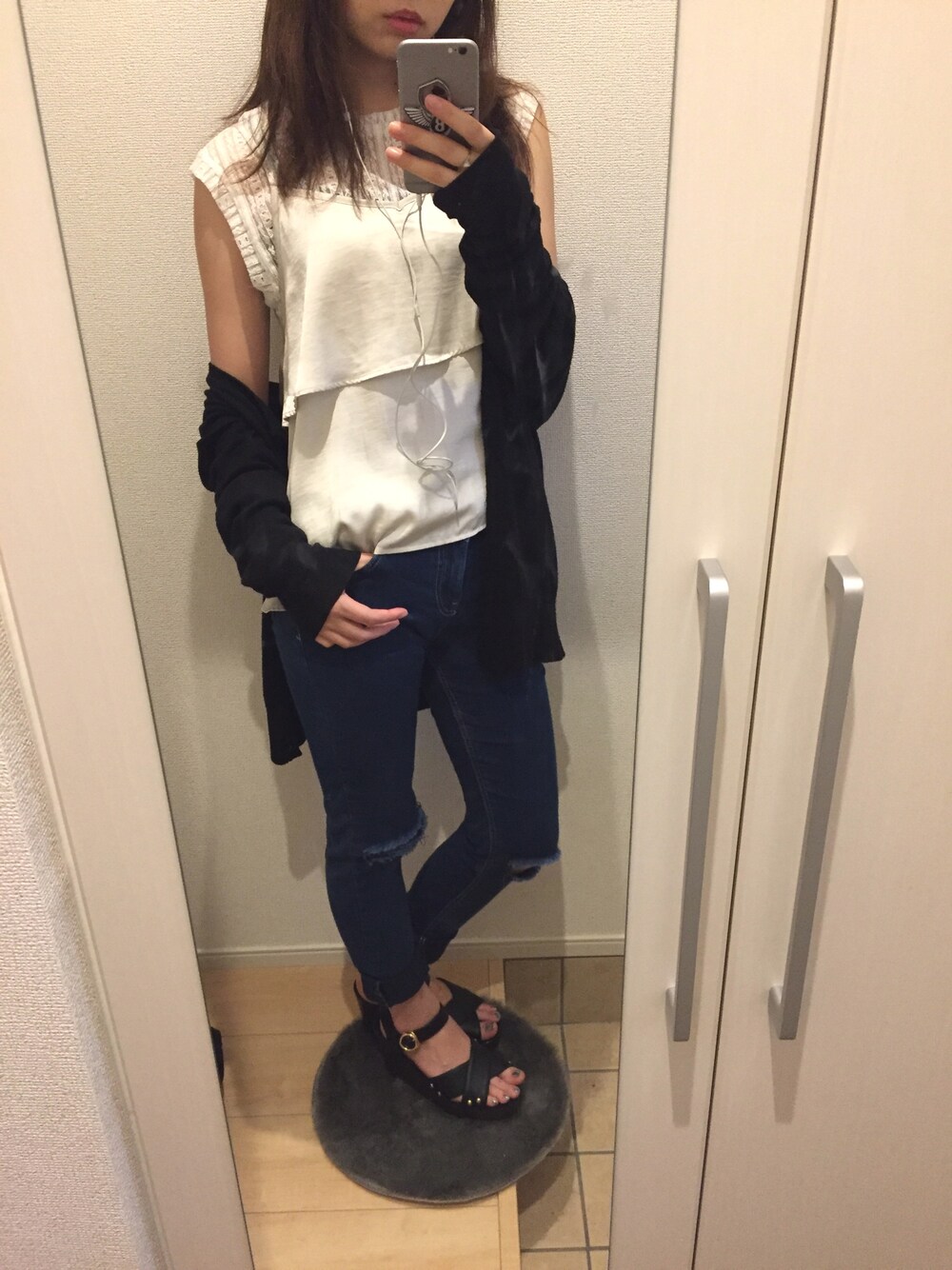 「ノースリーブ、キャミ、レーストップス、寒い日のコーデ、寒い日、デニム」｜「Heatherのサテンティアードキャミ　712913（キャミソール、グレー系）」を使った、Ellieさん（レディース・155cm）の夏コーディネートの1枚目の写真