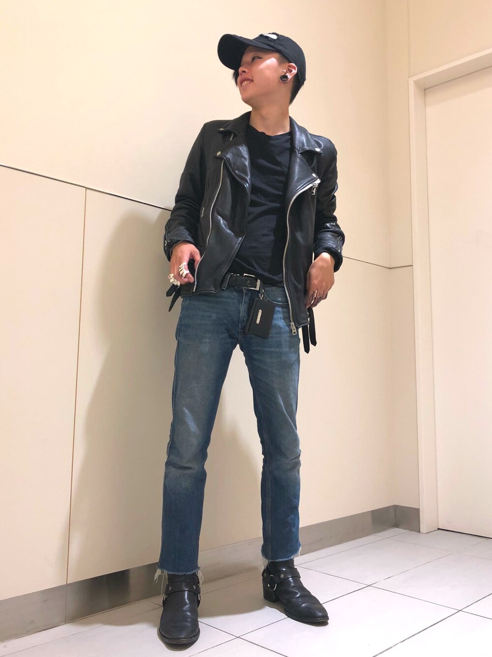 「秋コーデ、おしゃれさんと繋がりたい、カジュアルコーデ、ビッグシルエット、シンプルコーデ、ブラック、プチプラコーデ、黒コーデ、休日スタイル、ブラックコーデ」｜「L.H.PのLHP/エルエイチピー/シープスキン パディングダブルライダースジャケット《THERMOLITE》（ライダースジャケット、ブラック系）」を使った、クロカワ　リオさん（メンズ・170cm）の秋コーディネートの1枚目の写真