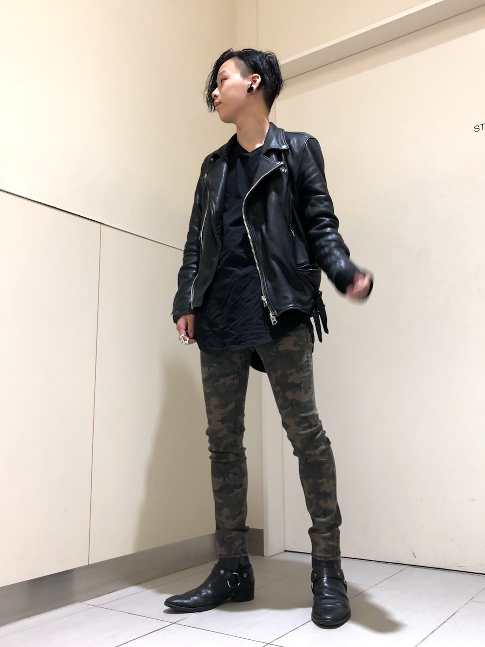 「おしゃれさんと繋がりたい、秋のコーデ、キレイめ、カジュアル、今日のコーデ、ゆるコーデ、大人カジュアル、きれいめカジュアル、ブーツ、LHP」｜「L.H.PのLHP/エルエイチピー/シープスキン パディングダブルライダースジャケット《THERMOLITE》（ライダースジャケット、ブラック系）」を使った、クロカワ　リオさん（メンズ・170cm）の冬コーディネートの1枚目の写真