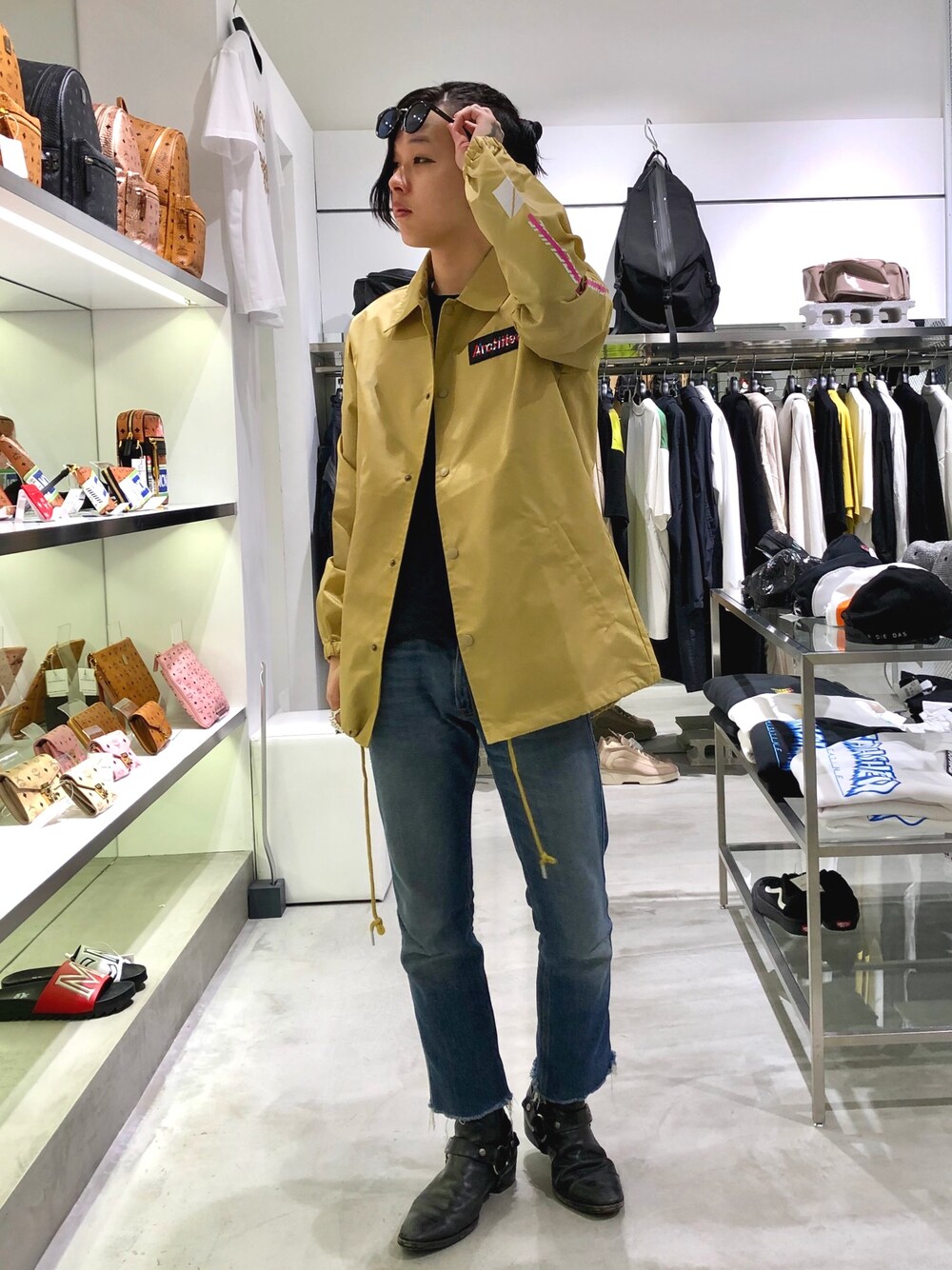 「シンプル、黒、LHP、デニムパンツ、春アウター、きれいめカジュアル、春コーデ、カジュアルコーデ、ストリートMIX、おしゃれさんと繋がりたい」｜「L.H.P Private BrandのA4A/エーフォーエー/BIRDS コーチジャケット（ブルゾン、ベージュ系）」を使った、クロカワ　リオさん（メンズ・170cm）の春コーディネートの1枚目の写真