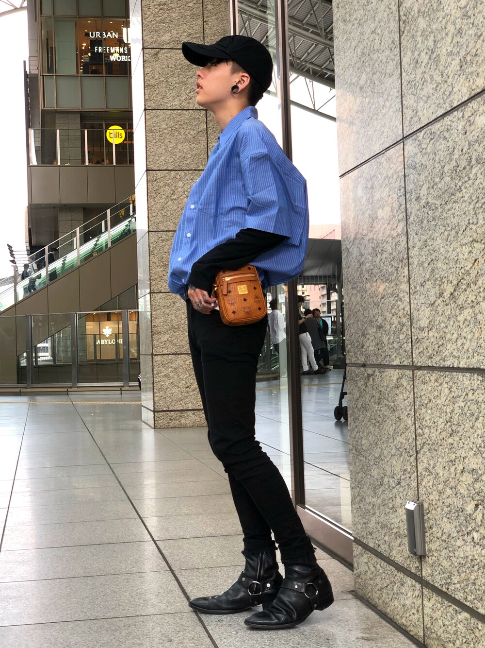 「黒、大人カジュアル、休日スタイル、デニムパンツ、キレイめ、きれいめカジュアル、夏コーデ、黒スキニー、はるコーデ、いいね、save、フォローお願いします🤑」｜「WHITELANDのWHITELAND/ホワイトランド/WLTD DOKING SHIRTS(シャツ)（シャツ/ブラウス、ブルー系）」を使った、クロカワ　リオさん（メンズ・170cm）の春コーディネートの1枚目の写真