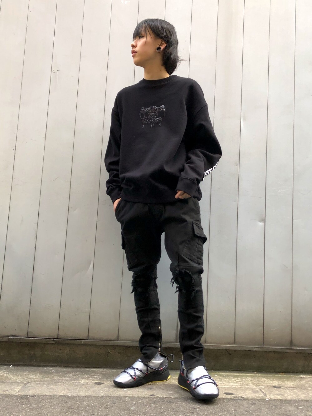 「オールブラック、LHP、オーバーサイズ、大人コーデ、カジュアルコーデ、黒スキニー、ゆるコーデ、秋冬コーデ、おしゃれさんと繋がりたい、スタッフセンバツ」｜「DANKE SCHONのDankeSchon/ダンケシェーン/ジャバラジップカーゴパンツ（その他パンツ、ブラック系）」を使った、クロカワ　リオさん（メンズ・170cm）の冬コーディネートの1枚目の写真