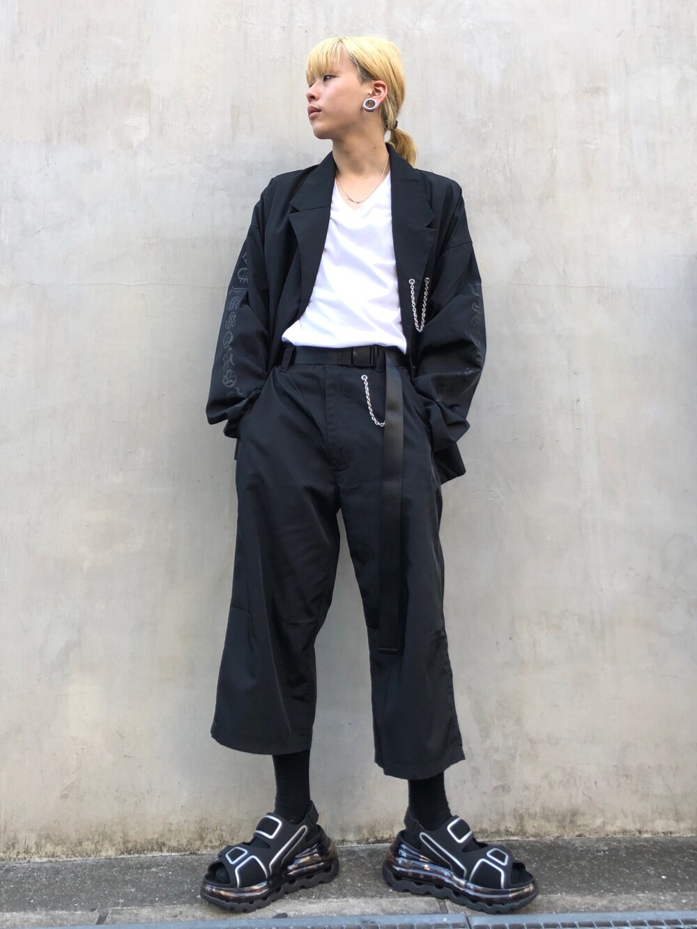 「秋のコーデ、ブラックコーデ、スニーカーコーデ、キレイめ、秋服、モノトーンコーデ、メンズコーデ、オトナカジュアル、おしゃれさんと繋がりたい、スタッフセンバツ」｜「DANKE SCHONのDankeSchon/ダンケシェーン/TWILL CHAIN JACKET/ツイルチェーンジャケット（テーラードジャケット、ブラック系）」を使った、クロカワ　リオさん（メンズ・170cm）の秋コーディネートの1枚目の写真