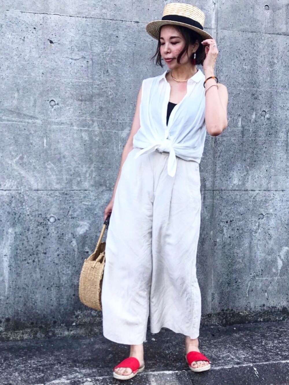 ホワイト系のパンツ、ホワイト系のシャツ/ブラウス、レッド系のサンダルを着用したレディースの夏コーディネートの1枚目の写真