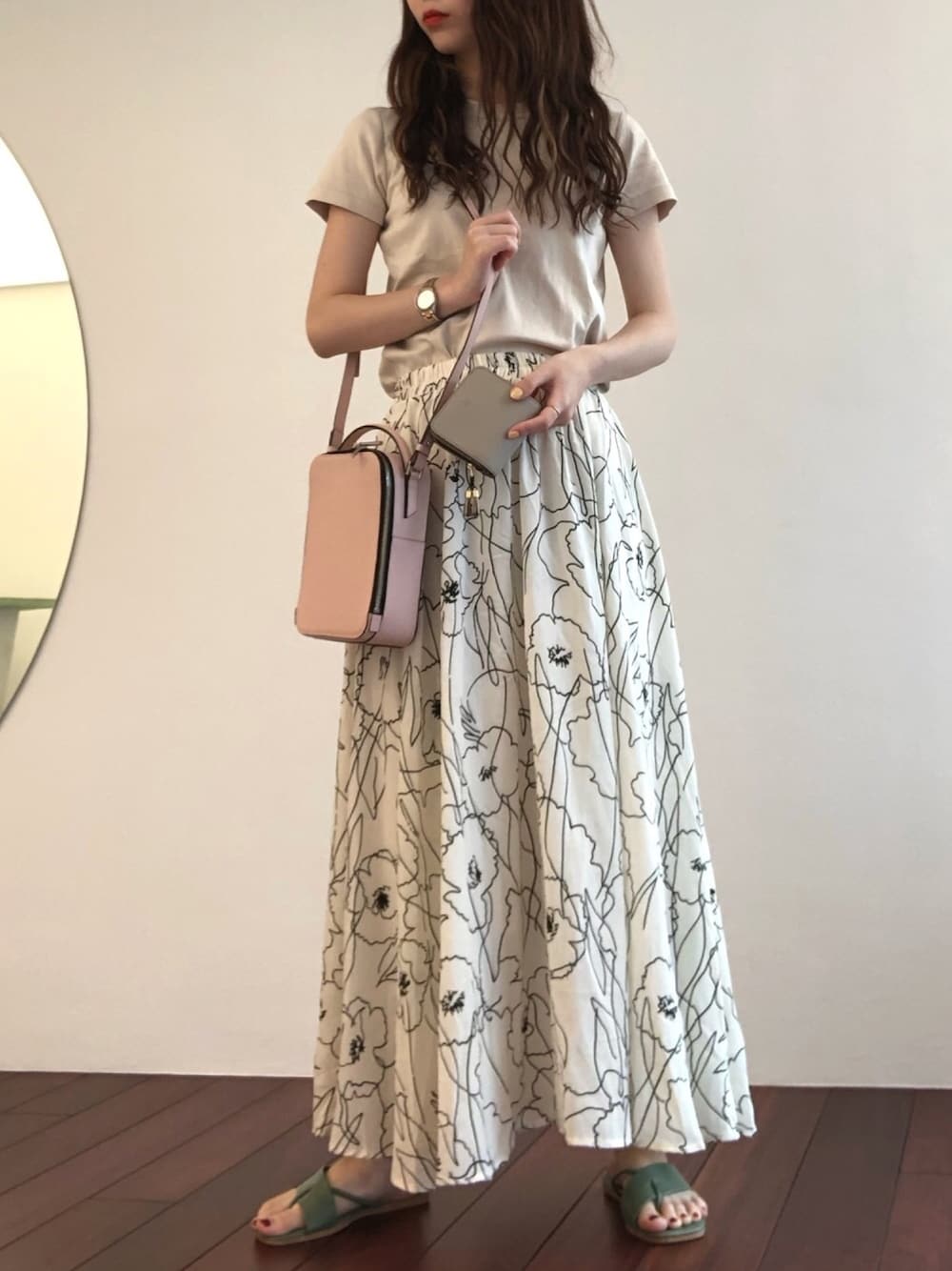 「シンプル、大人ガーリー、モノトーンコーデ、オトナカジュアル、花柄スカート、トングサンダル、Tシャツ、ショルダーバッグ、レザー、ワントーンコーデ」｜「fifthのバイカラーフラワーフレアスカート（スカート、ホワイト系）」を使った、kotoneさん（レディース・163cm）の秋コーディネートの1枚目の写真