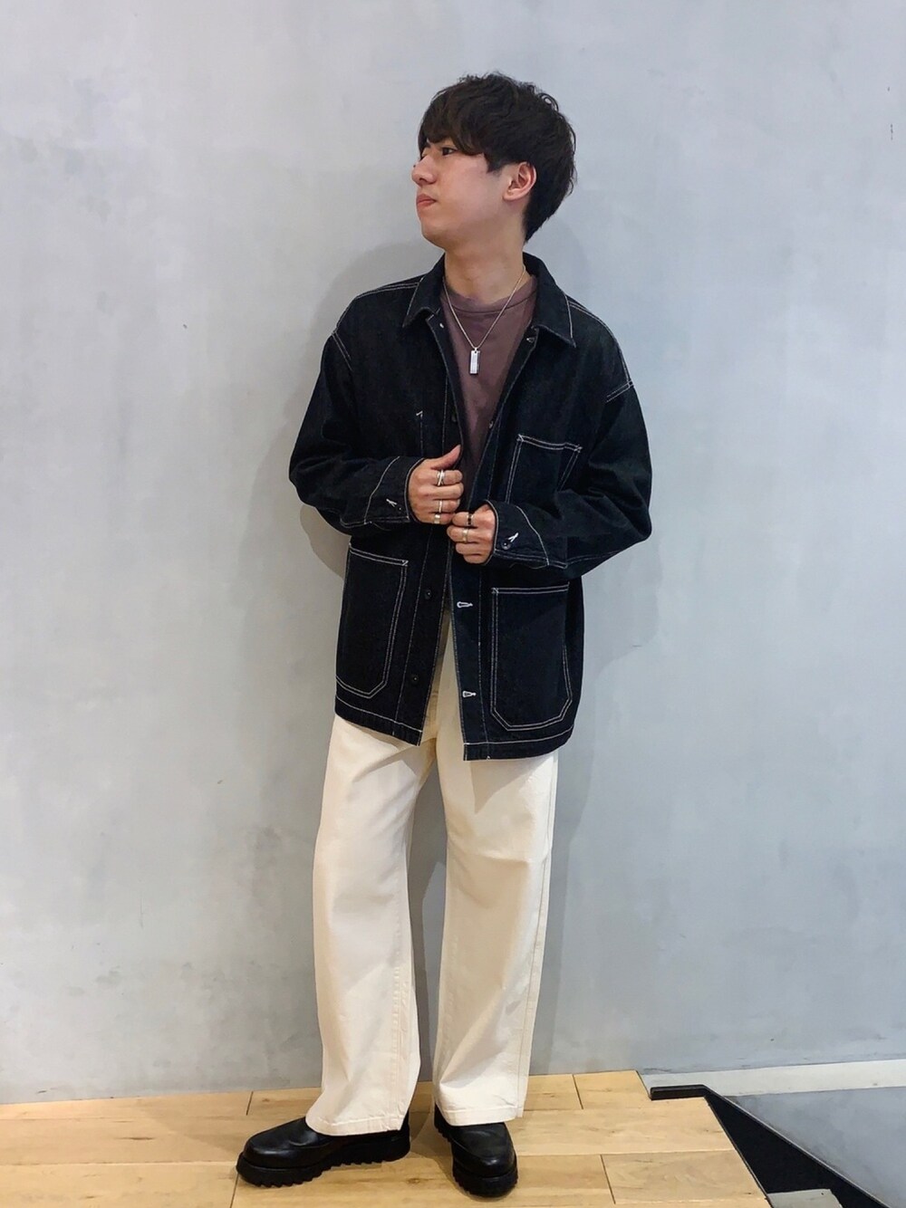 「秋コーデ、秋のコーデ、オーバーサイズ、デニム、Tシャツ、休日スタイル、スタッフセンバツ、SENSEOFPLACE、おしゃれさんと繋がりたい、ラブアンドピース2020」｜「SENSE OF PLACE by URBAN RESEARCHのワイドデニム（その他パンツ、ホワイト系）」を使った、ｉｓａｏｗさん（メンズ・174cm）の秋コーディネートの1枚目の写真