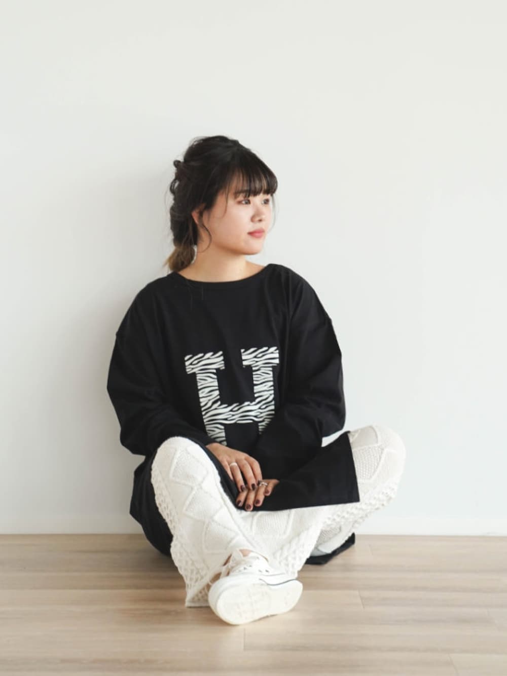 「オトナカジュアル、やっぱりストリートが好き、おしゃれさんと繋がりたい、フィーカ、FIKA.、converse、コンバース オールスター」｜「FIKAのアイテム（Tシャツ/カットソー、ブラック系）」を使った、FIKA.さん（レディース・159cm）の秋コーディネートの1枚目の写真
