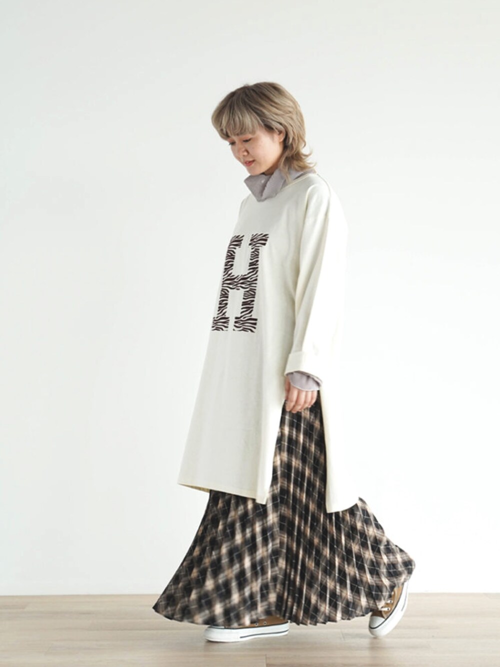 「オトナカジュアル、ラフ、H、Tシャツワンピ、フィーカ、FIKA.、チェックスカート、プリーツスカート」｜「FIKAのアイテム（Tシャツ/カットソー、ホワイト系）」を使った、FIKA.さん（レディース・152cm）の秋コーディネートの1枚目の写真