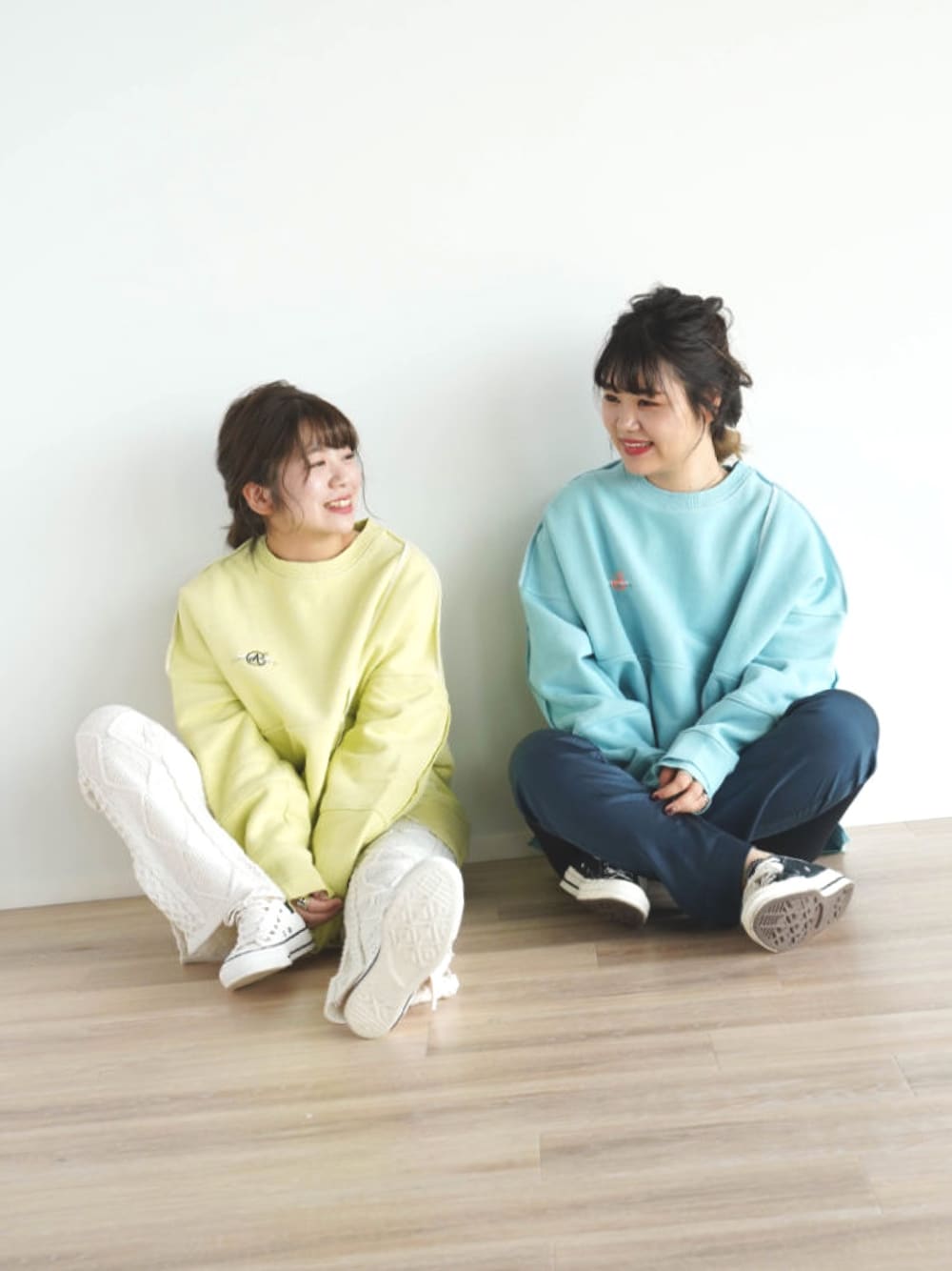 「カジュアル、ツインズ、スニーカーコーデ、アンダーソンベル、FIKA.、anderssonbell、フィーカ、ふぃーかの服、コンバース オールスター」｜「ANDERSSON BELLのアイテム（スウェット、グリーン系）」を使った、FIKA.さん（レディース・156cm）の冬コーディネートの1枚目の写真