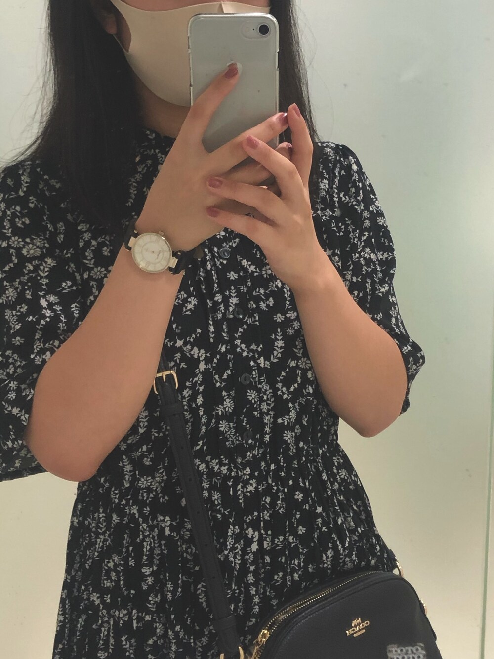 「179/WG、COACH、ワンピース、秋のコーデ」｜「179/WGの小花柄半袖ワンピース（ワンピース、ブラック系）」を使った、♡𝒦さん（レディース・159cm）の秋コーディネートの1枚目の写真