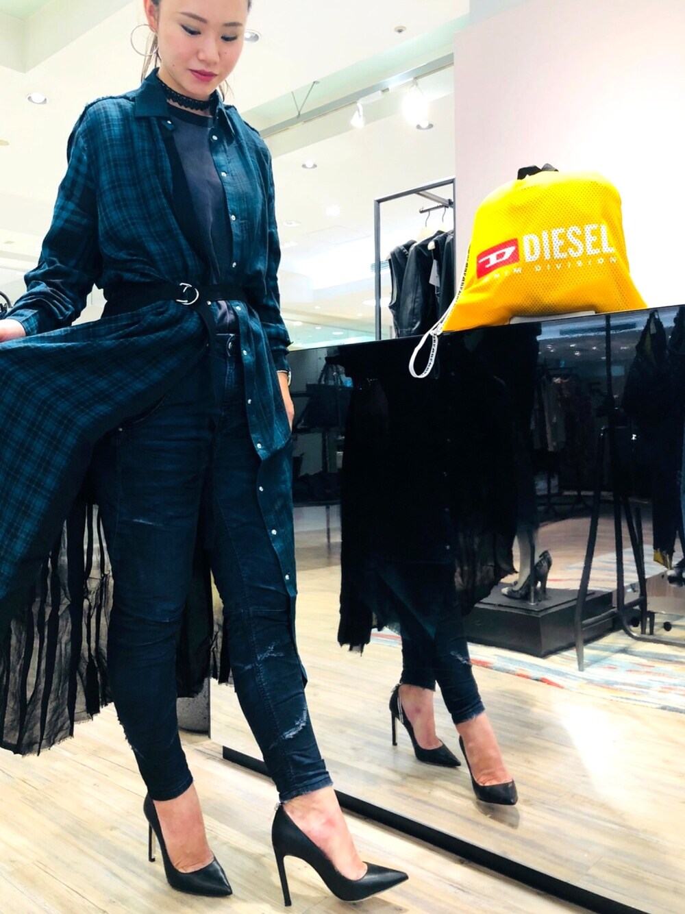 「ディーゼル、デニム、チェックシャツ、デニムパンツ、ワンピース、diesel岩田屋」｜「DIESELのアイテム（シャツワンピース、グリーン系）」を使った、ZONEさん（レディース・164cm）の夏コーディネートの1枚目の写真