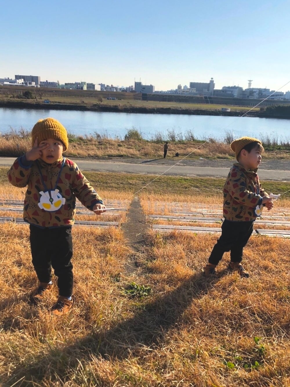 「凧揚げコーデ、土手、ウルトラマン、keen、双子コーデ」｜「KEENのアイテム（スニーカー、ブラウン系）」を使った、むたてたさん（キッズ・110cm）の春コーディネートの1枚目の写真