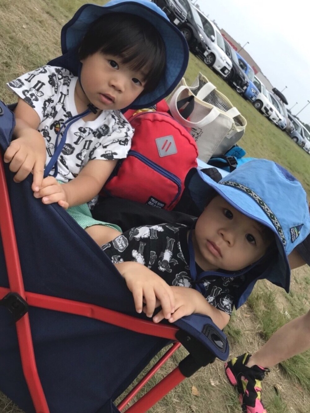 「春夏コーデ、ROCKINJAPAN、フェススタイル、双子コーデ、アウトドアスタイル、ポンプフューリー、COLEMAN  」｜「LITHE GROWTHのアイテム（パンツ、グリーン系）」を使った、むたてたさん（キッズ・110cm）の春コーディネートの1枚目の写真