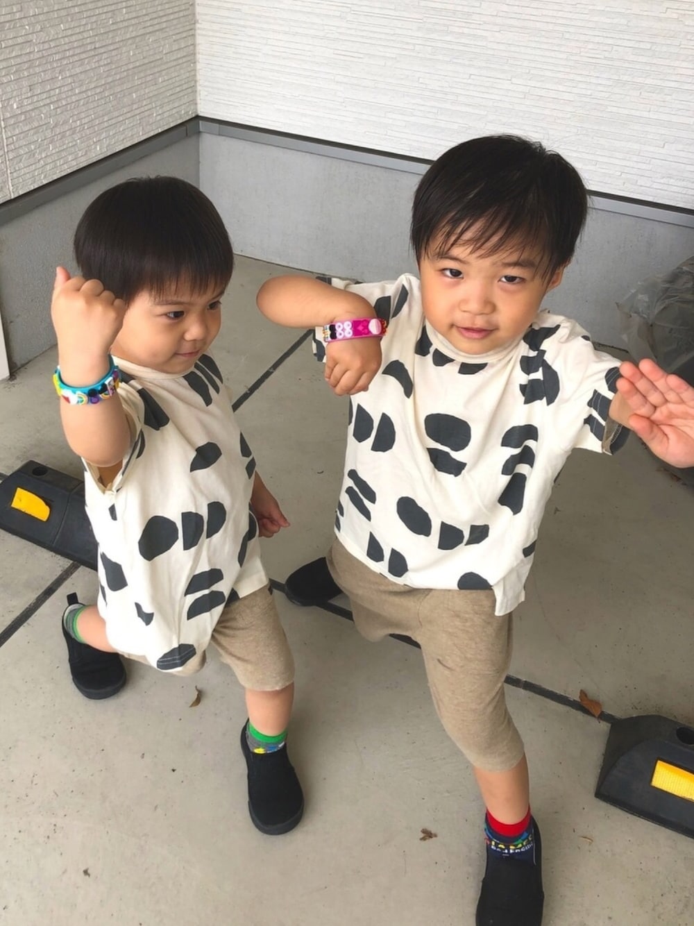 「LEGO、legodots、HOGAN RANCH WEAR、スリッポン、ベージュコーデ、双子コーデ、夏コーデ、シンプル」｜「LEGOのアイテム（ブレスレット、ブルー系）」を使った、むたてたさん（キッズ・120cm）の夏コーディネートの1枚目の写真