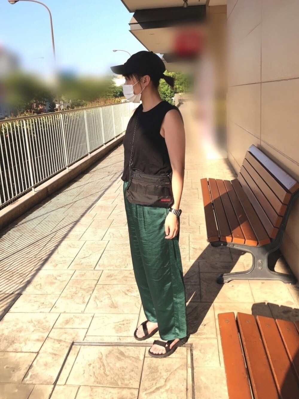 「Hanes、サテンパンツ、teva、グリーンパンツ、briefing、サコッシュ、休日コーデ、黒✖緑、ラクチンコーデ、カラーパンツ」｜「BRIEFINGのBRIEFING/SACOCHE S SL PACKABLE（ショルダーバッグ、ブラック系）」を使った、むたてたさん（キッズ・110cm）の夏コーディネートの1枚目の写真