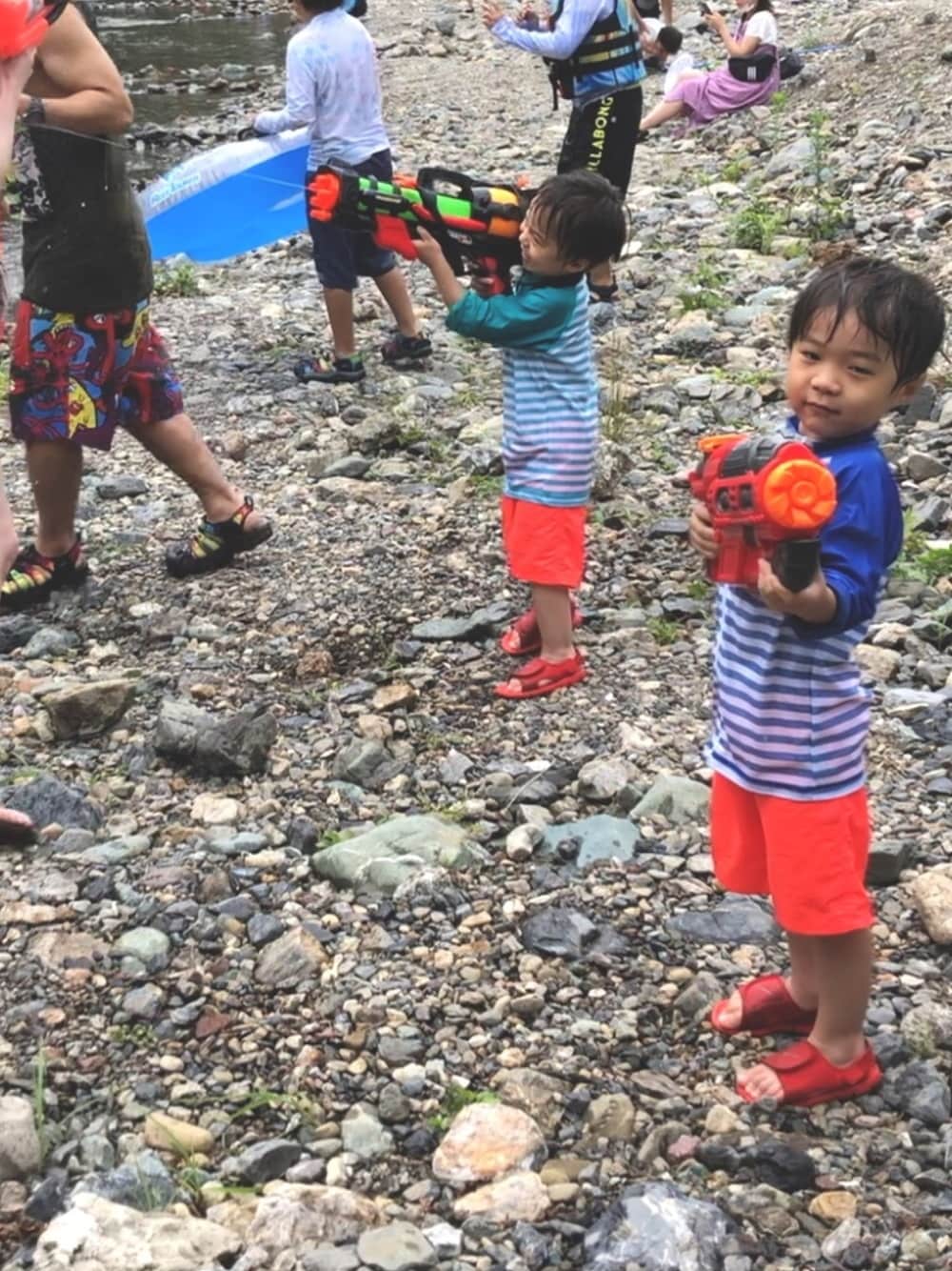 「水着、サンダル、蛍光カラー、水鉄砲、川遊び、双子コーデ、ocean＆ground、keen、PUNK DRANKERS、NIKE」｜「NIKEのキッズ NIKE ナイキ 17-22SUNRAY ADJUST 4 (GS/PS) サンレイ アジャスト 603HBNRRD/GRED（サンダル、レッド系）」を使った、むたてたさん（キッズ・110cm）の夏コーディネートの1枚目の写真