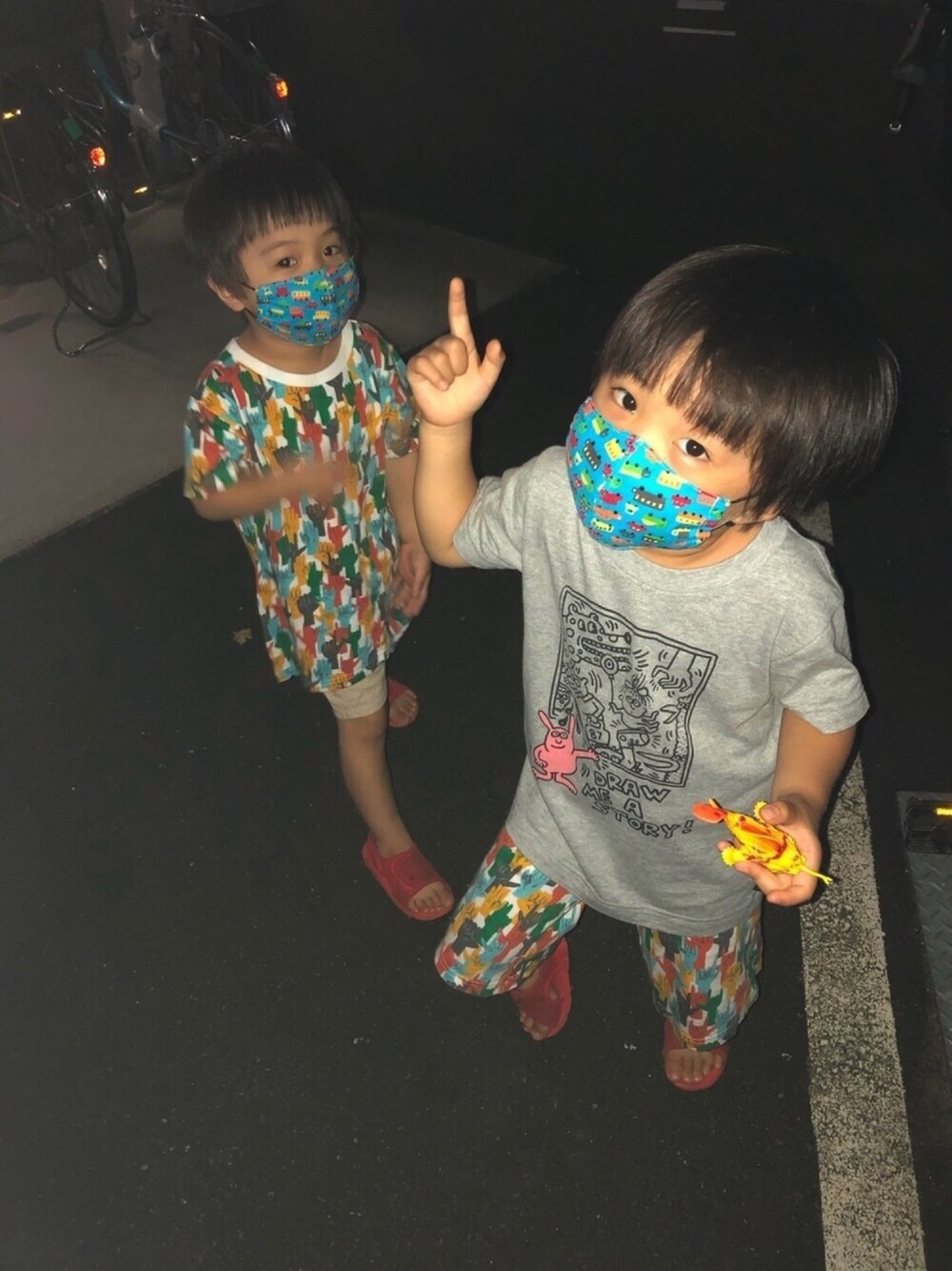 「ocean＆ground、GU、NIKE、キースへリング、夏セールで買いました、ロゴT、双子コーデ、パジャマ、サンダル、マスク」｜「Ocean&Groundのアイテム（ルームウェア/パジャマ、その他）」を使った、むたてたさん（キッズ・110cm）の夏コーディネートの1枚目の写真