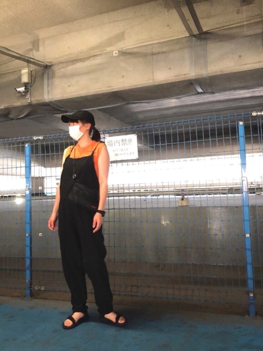 「briefing、CANALJEAN、RED CHOP WORKS、Hanes、teva、KaneZ、サロペット、オレンジ、サコッシュ、サンダル」｜「Tevaのアイテム（サンダル、ブラック系）」を使った、むたてたさん（キッズ・110cm）の夏コーディネートの1枚目の写真