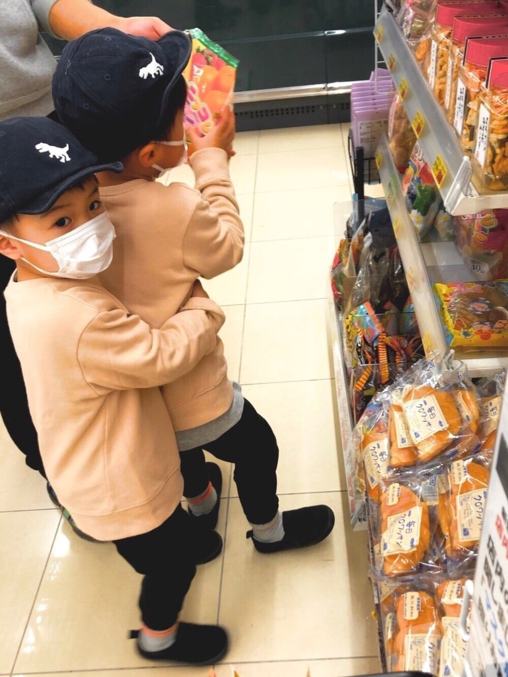 「くすみカラー、くすみピンク、Samansa Mos2、無印良品、双子コーデ、twins、キャップ、スーパーへお買い物、YOLO、食いしん坊万歳」｜「無印良品のアイテム（パンツ、ブラック系）」を使った、むたてたさん（キッズ・120cm）の秋コーディネートの1枚目の写真