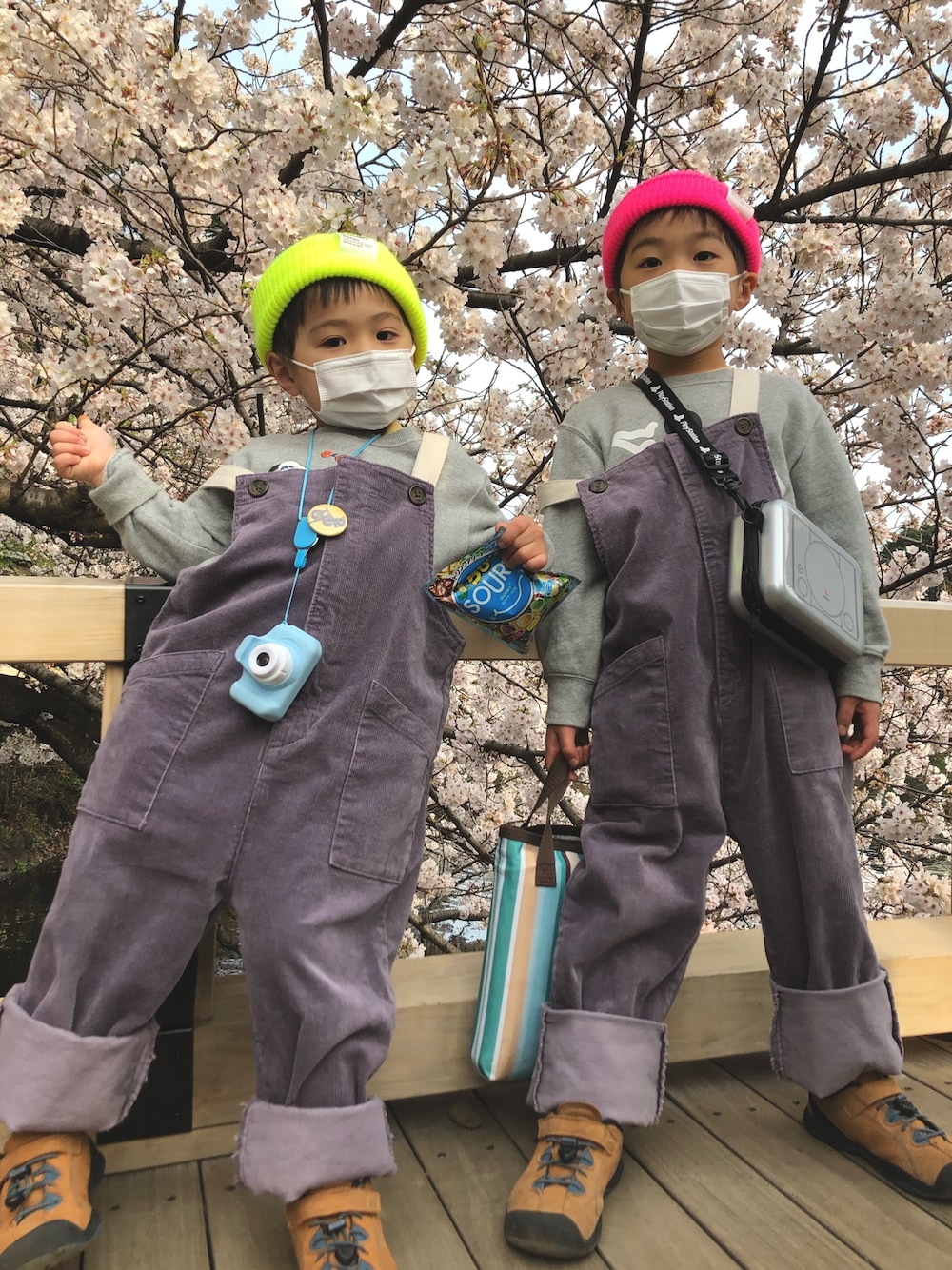 「お花見コーデ、双子コーデ、ネオンカラー、サロペット、keen、PlayStation、petit main、THE OTOGIBANASHI...SUPPLY」｜「petit mainのコーデュロイサロペット（サロペット/オーバーオール、グリーン系）」を使った、むたてたさん（キッズ・120cm）の春コーディネートの1枚目の写真