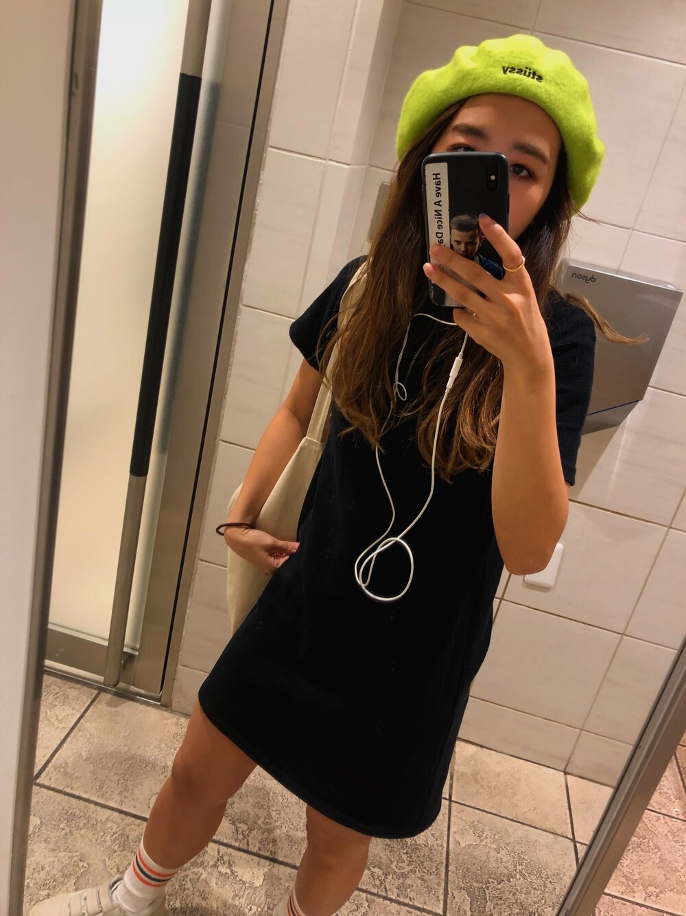 「ワンピース、ワンピース×スニーカー、ZARA、stussy、ベレー帽、VANS、oldskool、ベルクロ、トートバック、Noah」｜「ZARAのアイテム（ワンピース、ブラック系）」を使った、Mikuさん（レディース・155cm）の夏コーディネートの1枚目の写真