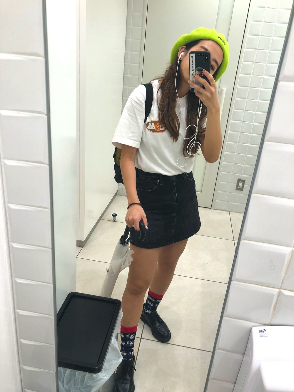 「stussy、stussy women、chocolatejesus 、slowroom、whimsy、whimsysocks、マーチン、Dr.Martens、バックパック/リュック、ミニスカート」｜「chocolatejesusのアイテム（Tシャツ/カットソー、ホワイト系）」を使った、Mikuさん（レディース・155cm）の夏コーディネートの1枚目の写真