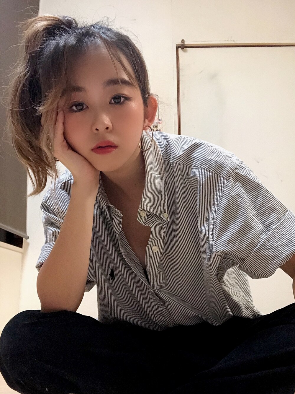 「CE、cavempt、ラルフローレン、Ralph Lauren、ラルフローレンシャツ、フレアパンツ、黒コーデ、半袖シャツ、古着コーデ、おうちファッション」｜「RALPH LAURENのアイテム（シャツ/ブラウス、グレー系）」を使った、Mikuさん（レディース・154cm）の春コーディネートの1枚目の写真