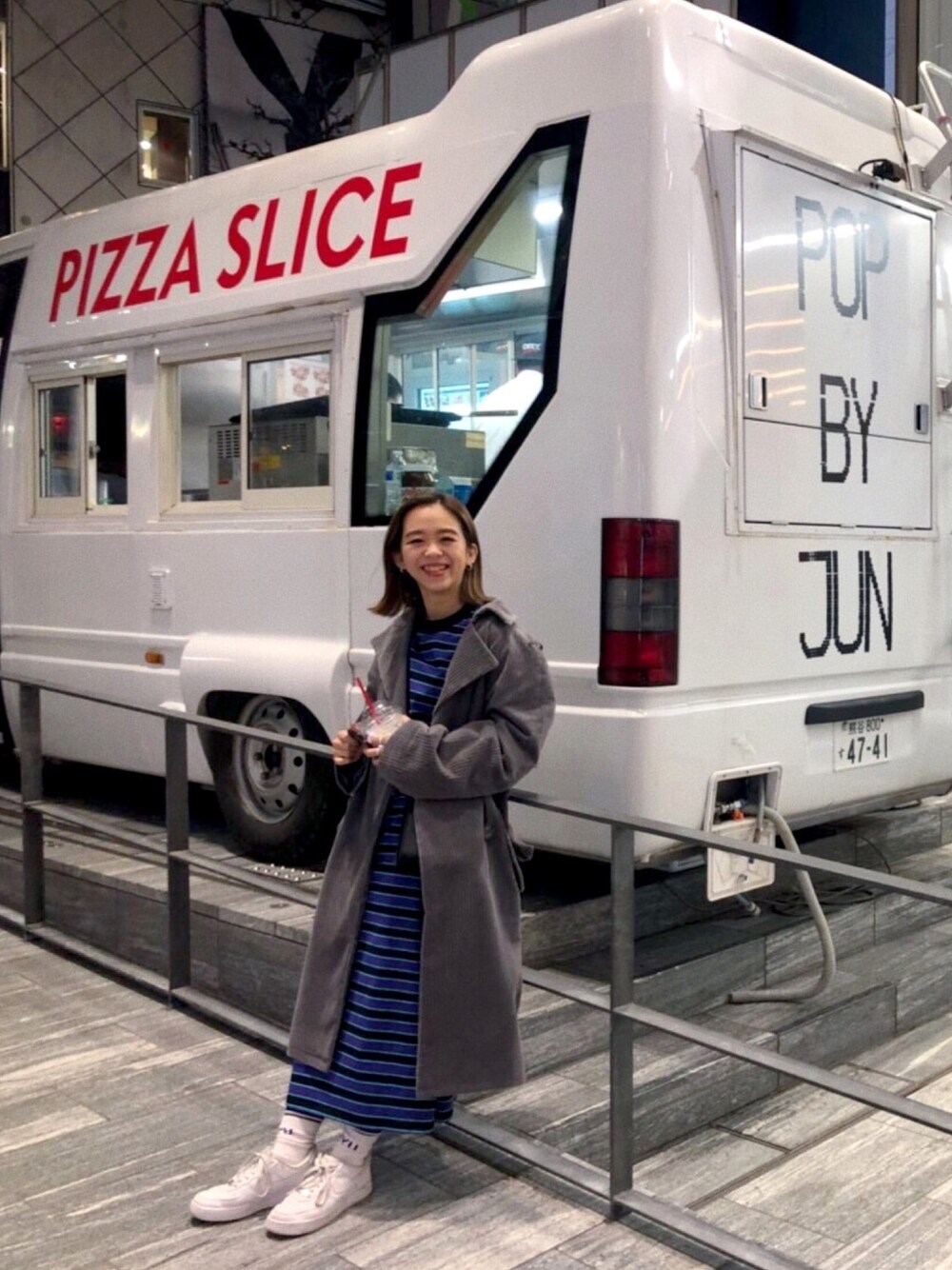 「PizzaSLICE、stussy、stussy women、ロングコート、ユナイテッドアローズ(UNITED ARROWS)、ビューティ&ユース ユナイテッドアローズ(BEAUTY&YOUTH UNITED ARROWS)、ロングスカート、airforce1、ストリートコーデ」｜「STUSSYのCorduroy Trench Coat（トレンチコート、グレー系）」を使った、Mikuさん（レディース・154cm）の冬コーディネートの1枚目の写真