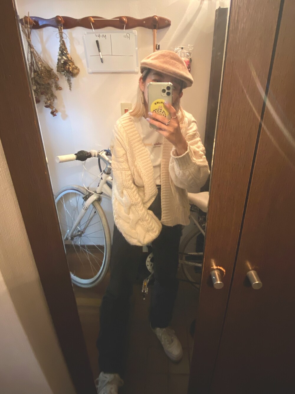 「ハンチング、ROKKAN、しまむら、ck、Calvin Klein、ブラックデニム、AIR FORCE 1、ニットカーディガン、ストリートMIX、chocolatejesus 」｜「しまむらのアイテム（ニット/セーター、ホワイト系）」を使った、Mikuさん（レディース・154cm）の秋コーディネートの1枚目の写真
