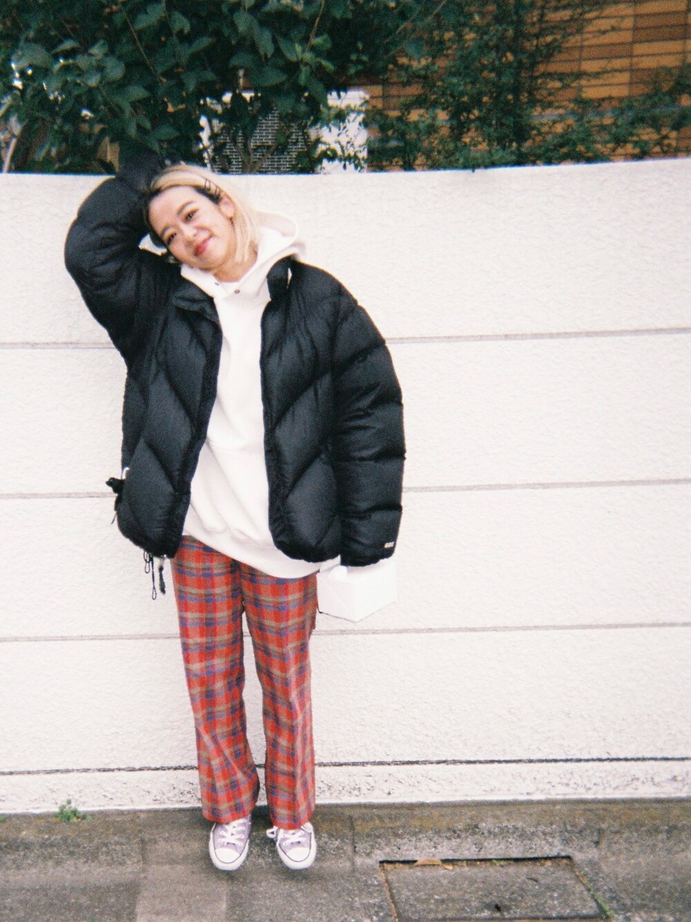 「チェックパンツ、THE NORTH FACE、ダウンジャケット、LEE、オフホワイト、converse、allstar、むらさき、パープル、パーカー」｜「古着のアイテム（パンツ、その他）」を使った、Mikuさん（レディース・158cm）の春コーディネートの1枚目の写真