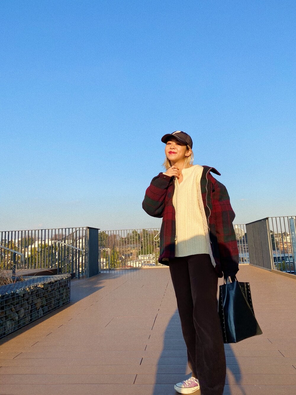 「コムデギャルソン、COMME des GARCONS、レザーバッグ、チェックアウター、チェック、palace、ホワイトニット、ユナイテッドアローズ(UNITED ARROWS)、ビューティ&ユース ユナイテッドアローズ(BEAUTY&YOUTH UNITED ARROWS)、古着MIX」｜「PALACEのアイテム（キャップ、ブラウン系）」を使った、Mikuさん（レディース・158cm）の春コーディネートの1枚目の写真