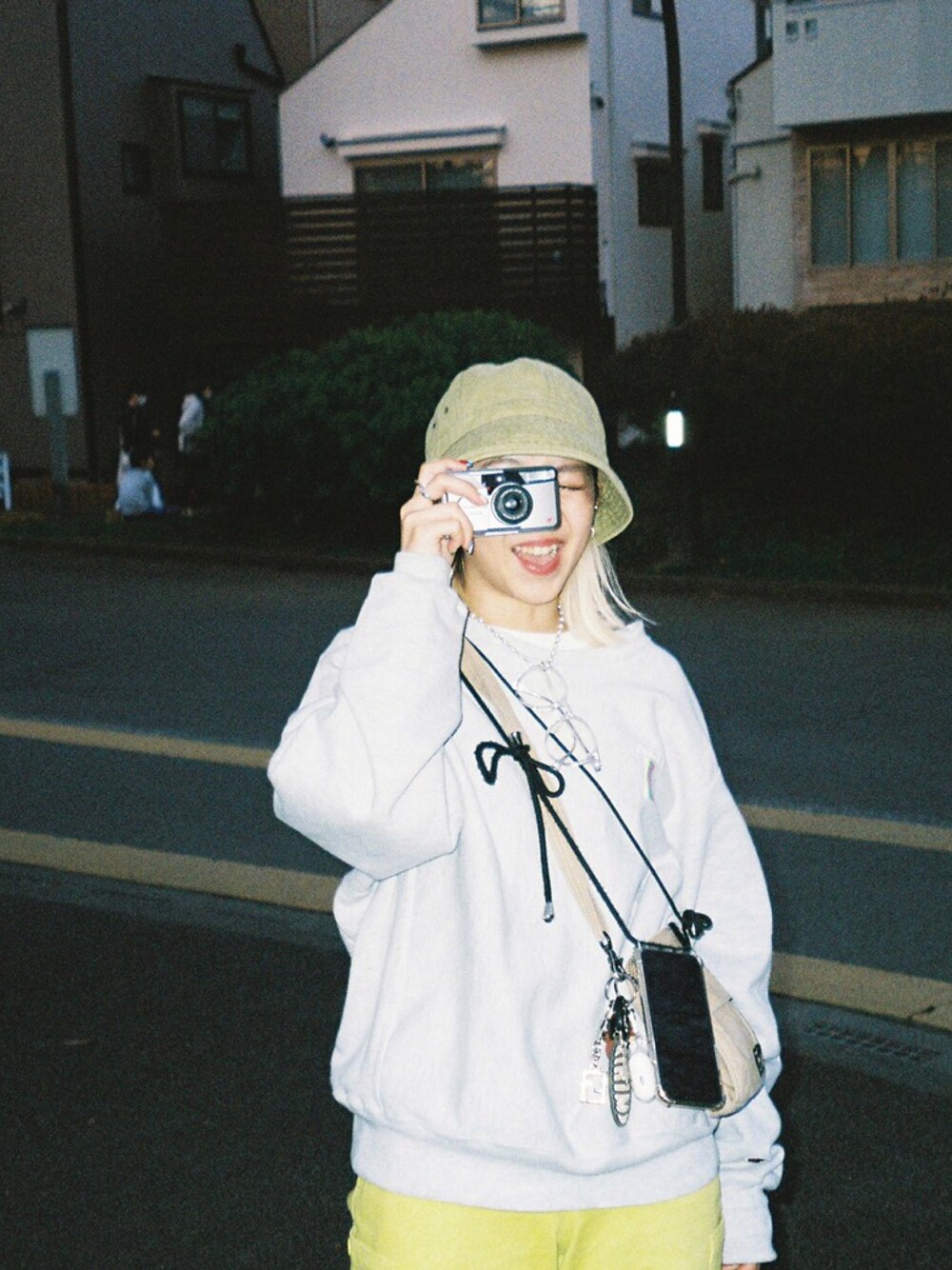 「have a good time、バケットハット、diaspora skateboards、stussy women、カラーパンツ、PORTER、クリアメガネ、ブルーライトカットメガネ、フィルムカメラ、トレーナー」｜「Have a good timeのアイテム（帽子、グリーン系）」を使った、Mikuさん（レディース・158cm）の春コーディネートの1枚目の写真