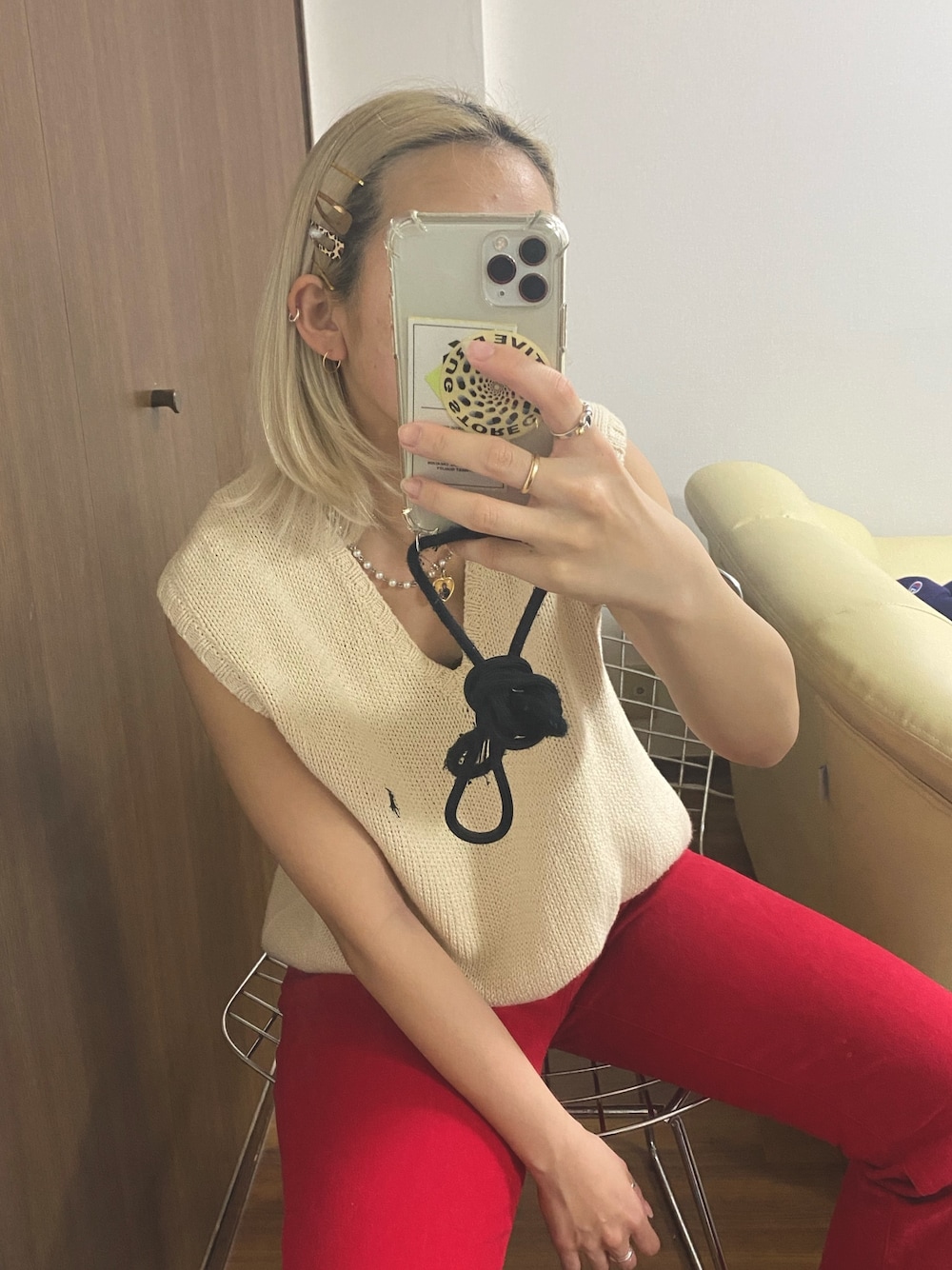 「撮影コーデ、全身ラルフローレン、ベスト、ベストコーデ、ヘアピン、ヘアアレンジ、赤、レッドコーデ、カラーパンツ、ニットベスト」｜「RALPH LAURENのアイテム（ベスト、ホワイト系）」を使った、Mikuさん（レディース・158cm）の春コーディネートの1枚目の写真
