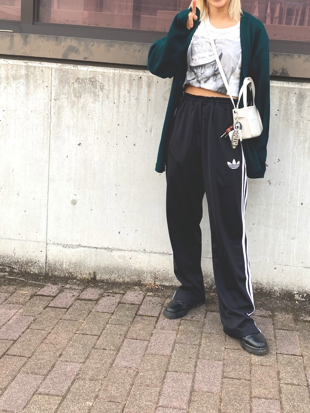 「ジャージ、アディダスオリジナルス、キースへリング、ドクターマーチン、Dr.Martens、カーディガン、グリーンニット、グリーン、ヘソだし、ジャージコーデ」｜「adidas Originalsのアイテム（パンツ、ブラック系）」を使った、Mikuさん（レディース・158cm）の春コーディネートの1枚目の写真